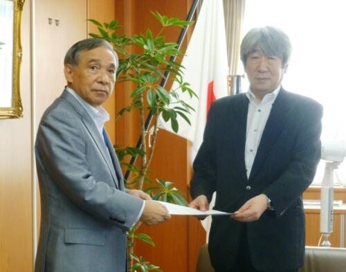 画像:立岡経済産業事務次官に政策要望(エネルギー関係)を手交する大澤エネルギー政策特別委員会委員長(群馬県知事)